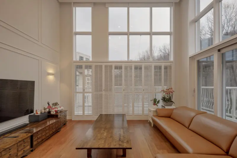 복층 천장이 선사하는 클래식 펜트하우스 거실